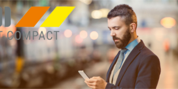 Mann am Bahnhof nutzt GDI Zeit auf dem Smartphone