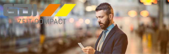 Mann am Bahnhof nutzt GDI Zeit auf dem Smartphone