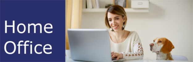 Beitragsbild – HomeOffice_718x230px Home-Office - Frau arbeitet am Laptop, während der Hund ihr zusieht