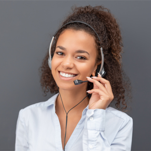 Glückliche Call-Center Mitarbeiterin mit Headset