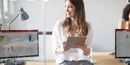 CAS_genesisWorld_x12_-_Keyvisual_&_Mailingbanner_450x300 Glückliche Mitarbeiterin arbeitet mobil mit CAS genesisWorld x12