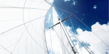 Segel_450x300px Gehisstes Segel und blauer Himmel