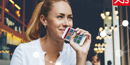 CAS+genesisWorld+x13+-+Keyvisual+banner+(450x300px) CAS genesisWorld x13 auf dem Smartphone einer zufriedenen Anwenderin