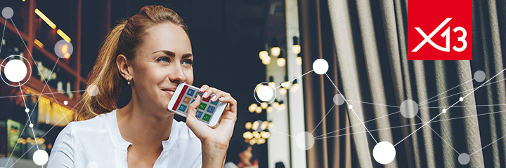 CAS genesisWorld x13 auf dem Smartphone einer zufriedenen Anwenderin