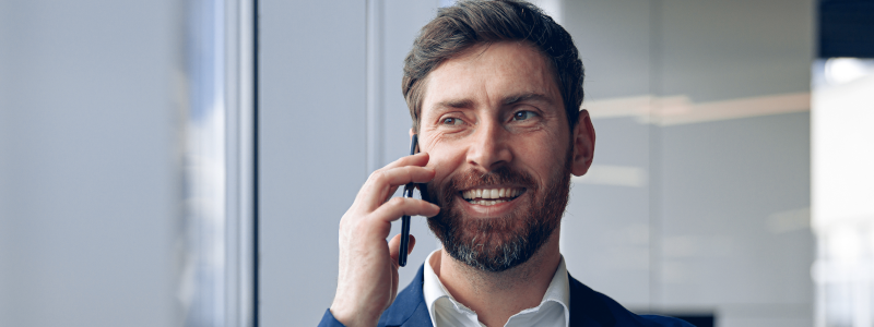 Glücklicher Service Mitarbeiter telefoniert mit einem Kunden.