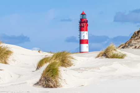 DigitalForum+CRM+-+Leuchtturm++Lighthouse++Keyvisual+(450x300px) Leuchtturm in rot-weiß mit einer Düne im Vordergrund