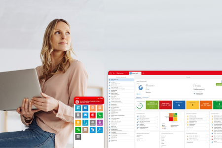 Frau mit Bildschirm Screenshots und Laptop in der Hand