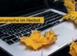 Laptop mit Herbstlaub darauf und Text "Webinarreihe im Herbst"